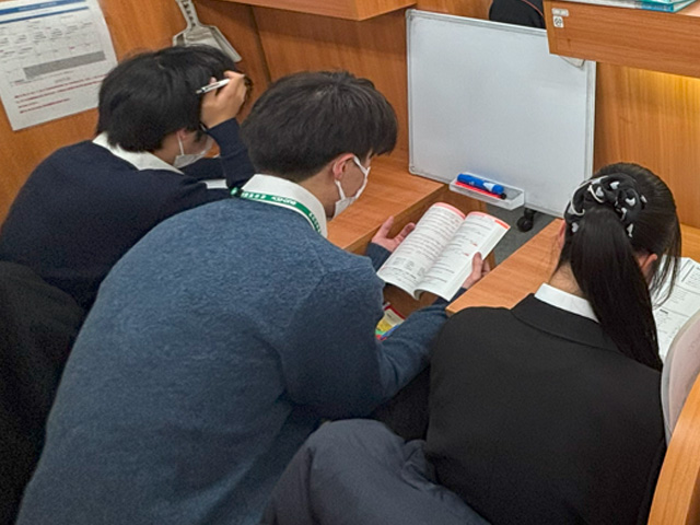 講師が生徒2名に指導している