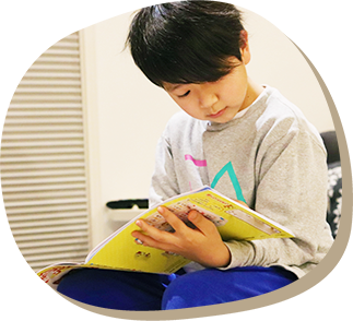 真剣に学習する男の子