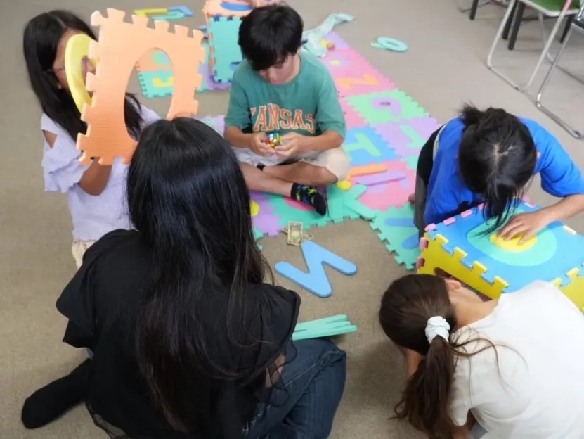 子どもたちがアルファベット教材で学習している様子