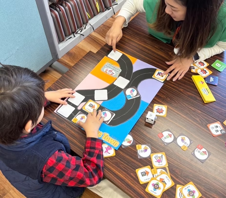 講師と学習に取り組む子どもの様子