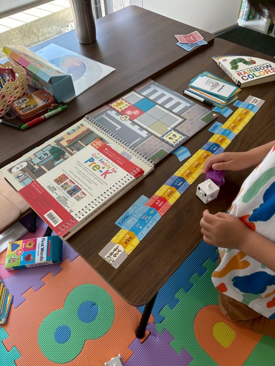 教材を使って楽しく学習する子どもたちの様子