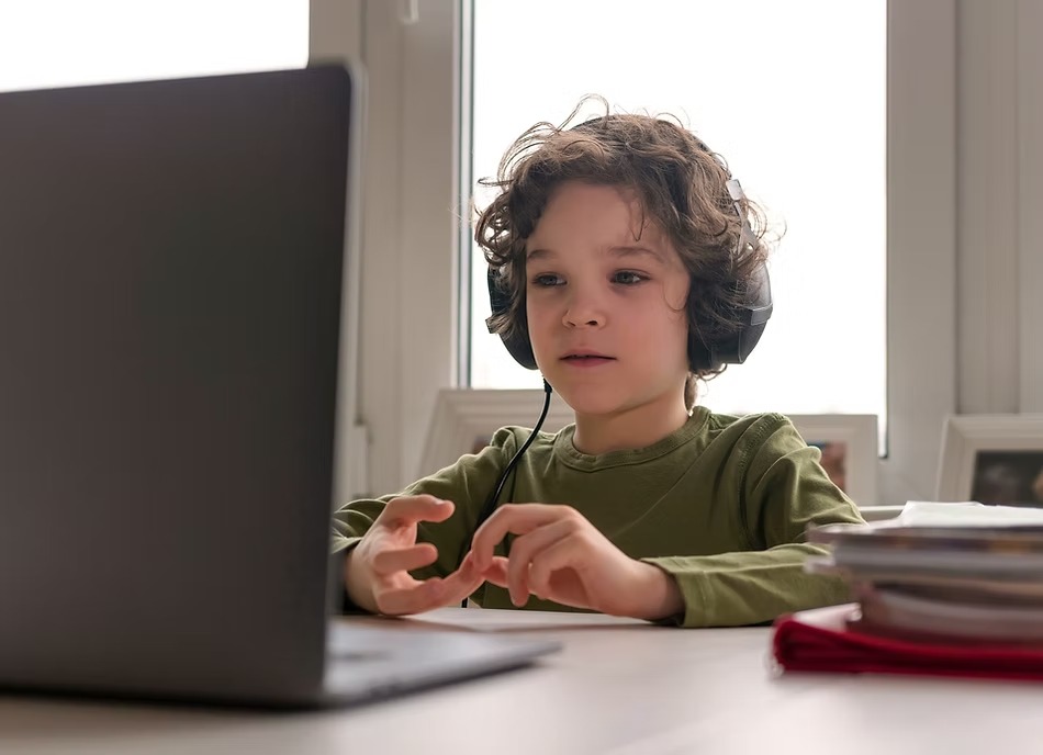 パソコンを使って学習するこども